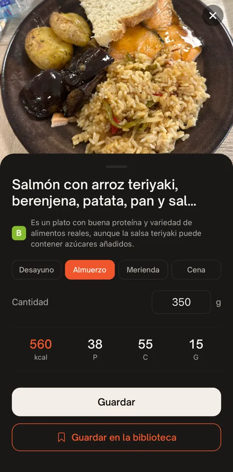 Bivel analizando la foto de un plato: salmón con arroz teriyaki, berenjena y patata, 560 kcal y 38 g de proteína, listo para guardar